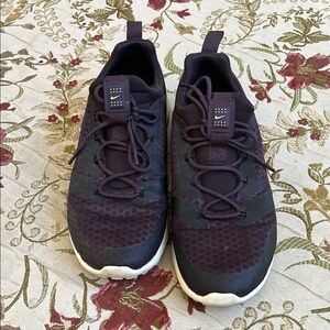 Woman’s Burgundy Sneakers